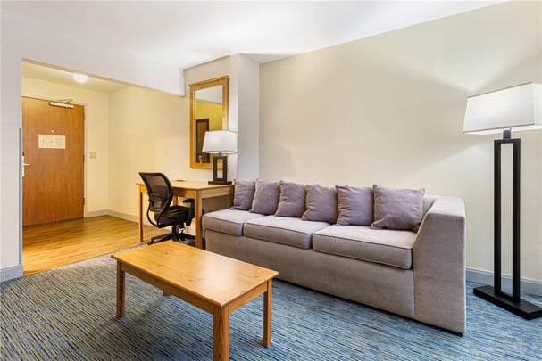 Suite - 1 King Bed w/ 2 Bathrooms