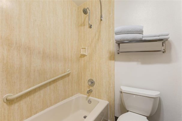 Suite - 1 King Bed w/ 2 Bathrooms