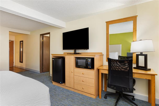 Suite - 3 Queen Beds