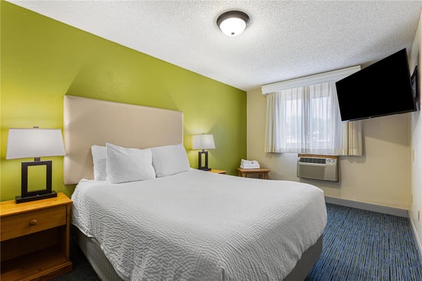 Suite - 3 Queen Beds