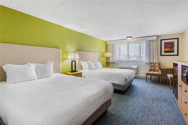 ADA - 2 Queen Beds w/ Roll In Shower