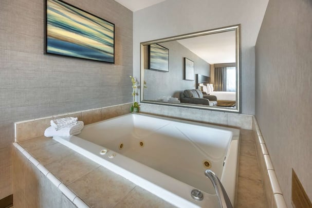 King Hot Tub Suite
