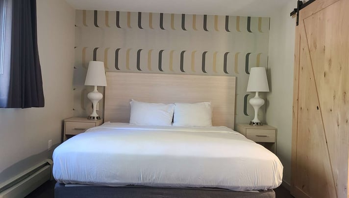 Newly renovated Suite with Two Queen Beds and One King Bed