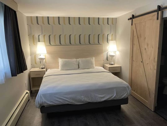 Newly renovated Suite with Two Queen Beds and One King Bed