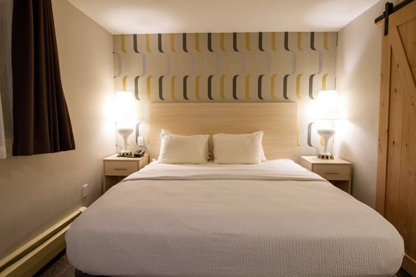 Newly renovated Suite with Two Queen Beds and One King Bed