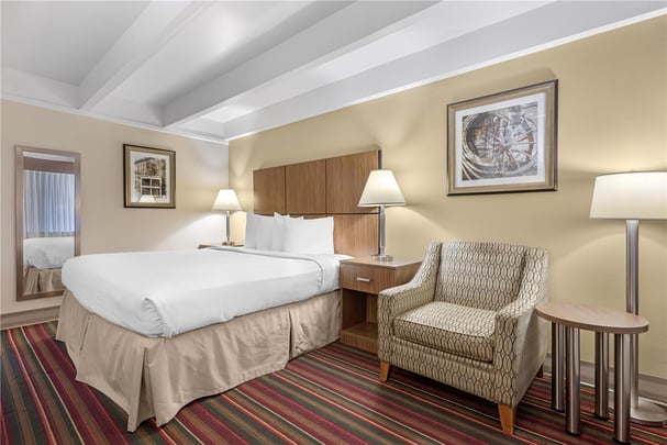 ADA - 1 King Bed w/ Bathtub