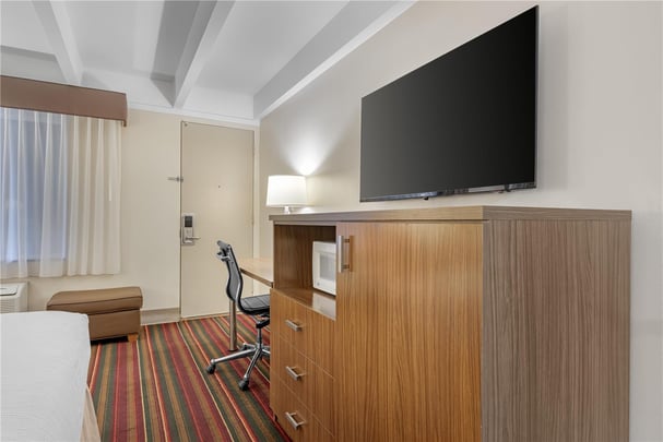 ADA - 1 King Bed w/ Bathtub