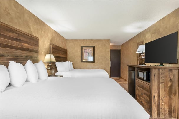 2 Queens with Sofa Bed