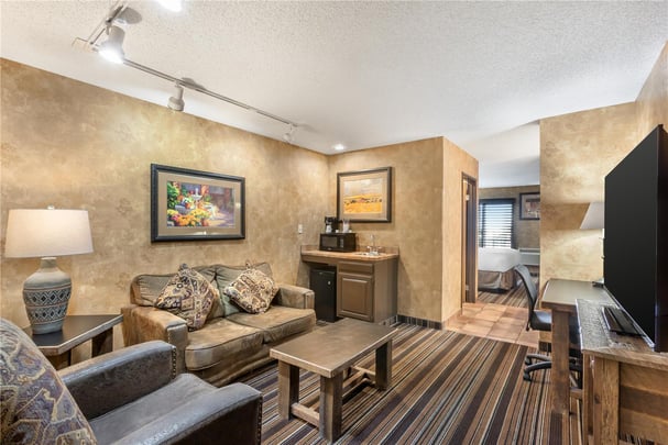 Suite - 1 King Bed with 2 Rooms