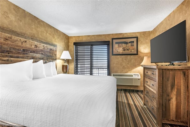 Suite - 1 King Bed with 2 Rooms