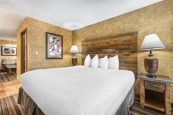 Suite - 1 King Bed with 2 Rooms