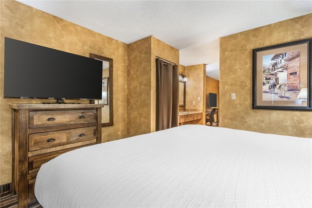 Suite - 1 King Bed with 2 Rooms