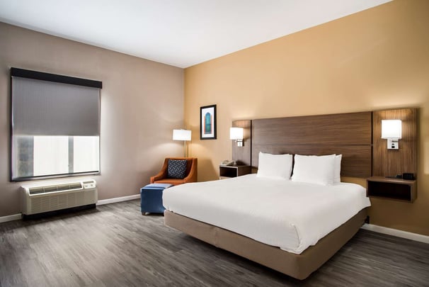 ADA King with Walk-in