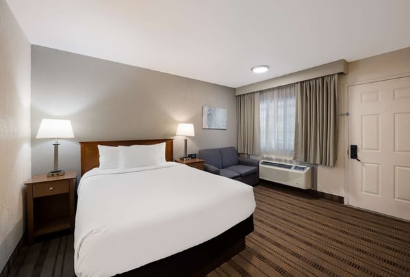 Single Queen Guestroom with Kitchenette