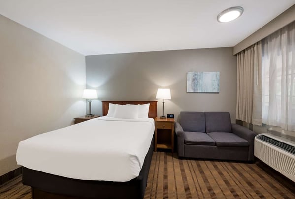 Single Queen Guestroom with Kitchenette