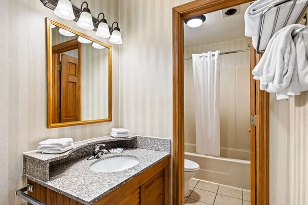 2 Queen Exterior 1st Floor