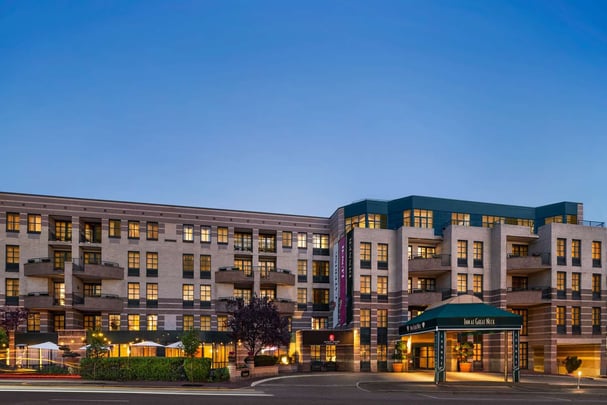 Inn at Great Neck Exterior