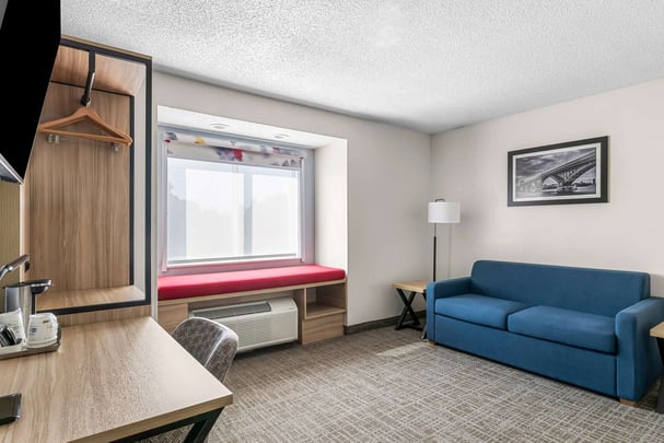 2 Queen Suite Separate Bedroom