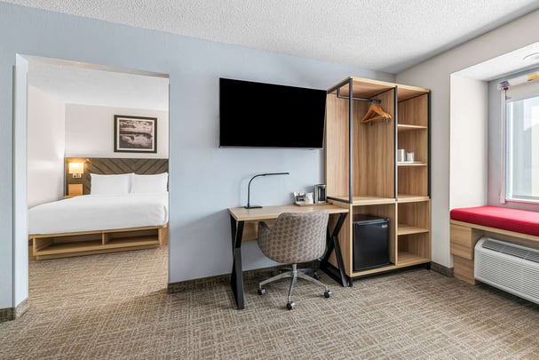 2 Queen Suite Separate Bedroom