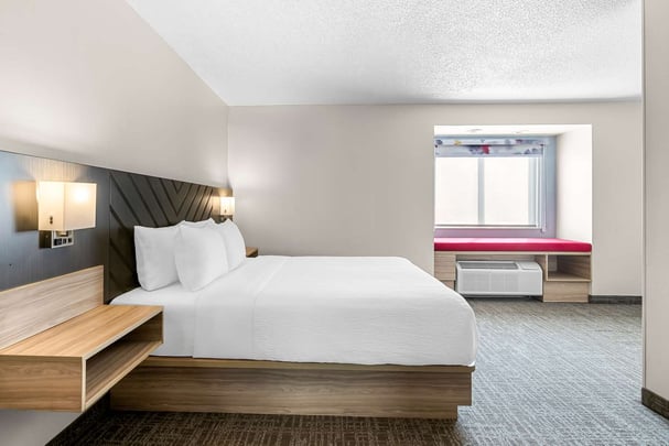 1 Queen Junior Suite