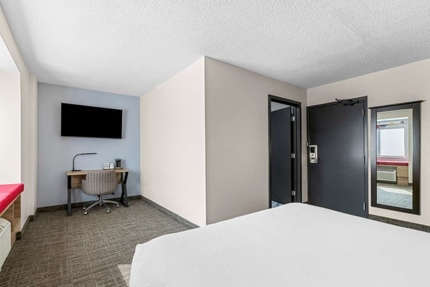 1 Queen Junior Suite