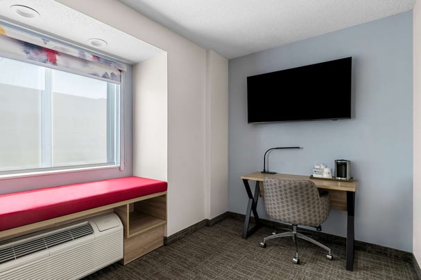 1 Queen Junior Suite