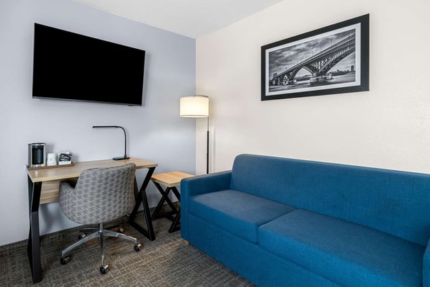 1 Queen Junior Suite