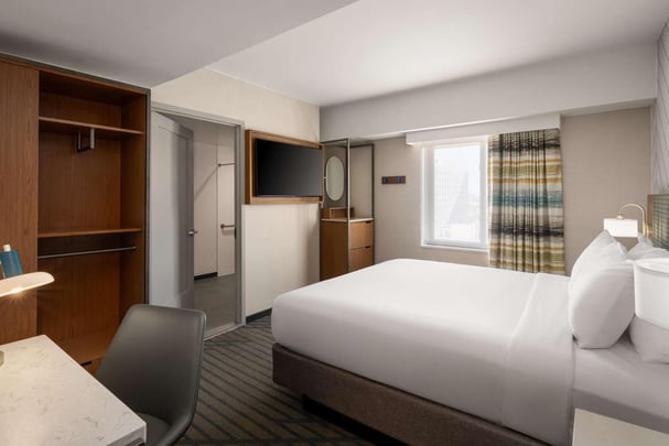 King with roll in shower