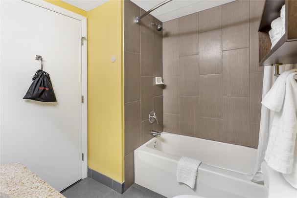 Double Queen Suite Bathroom