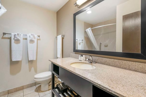 2 Queen Bed Room Bathroom