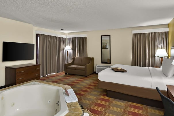 Suite, Large Room, Whirlpool tub, Smart TV