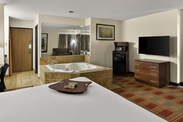 Suite, Large Room, Whirlpool tub, Smart TV