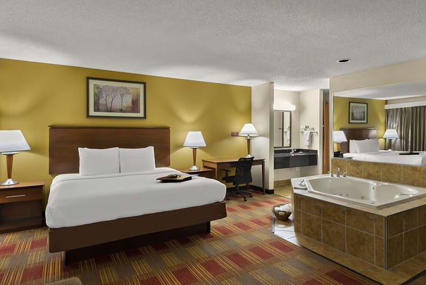 Suite, Large Room, Whirlpool tub, Smart TV