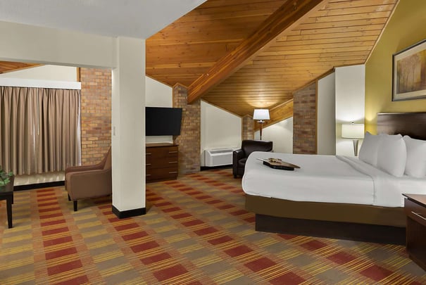 Executive Suite, Vaulted Ceilings, Wet Bar, living Area, whirlpool tub