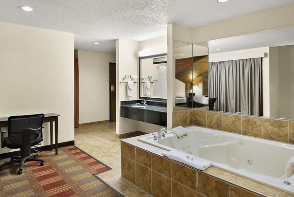 Executive Suite, Vaulted Ceilings, Whirlpool tub