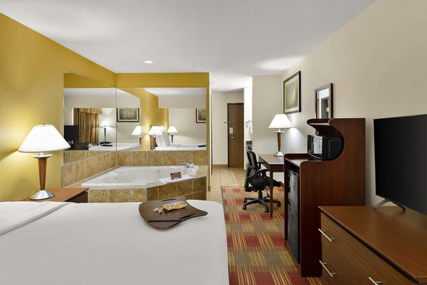 Deluxe King, Whirlpool tub and Bath/Shower in Bathroom, Smart TV