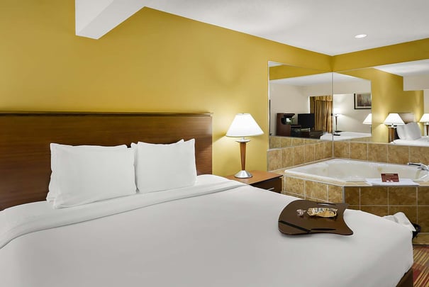 Deluxe King, Whirlpool tub and Bath/Shower in Bathroom, Smart TV