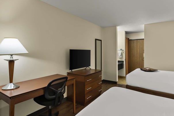 2 Queen Beds - Smart TV and Desk