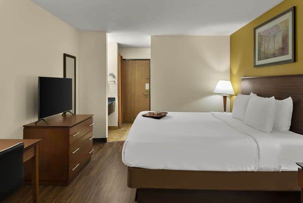 KIng Guest Room, Smart TV, Desk