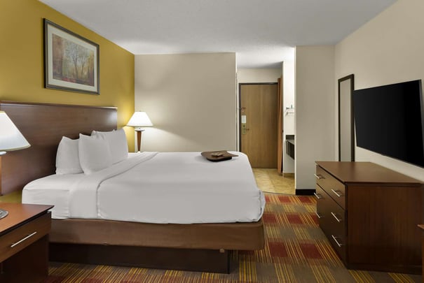 King Bed in Deluxe King with Whirlpool Tub