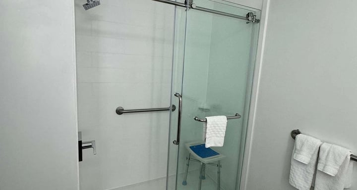 Walk in Shower (accessible)