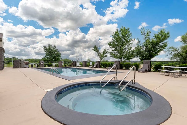 Outdoor Pool/Jacuzzi