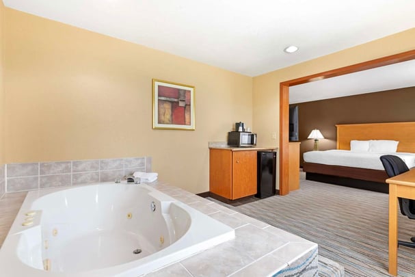 King Suite w/ Whirlpool