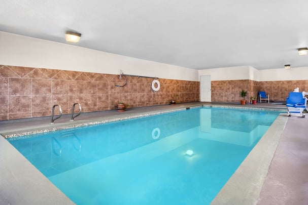 Indoor pool / Hot Tub