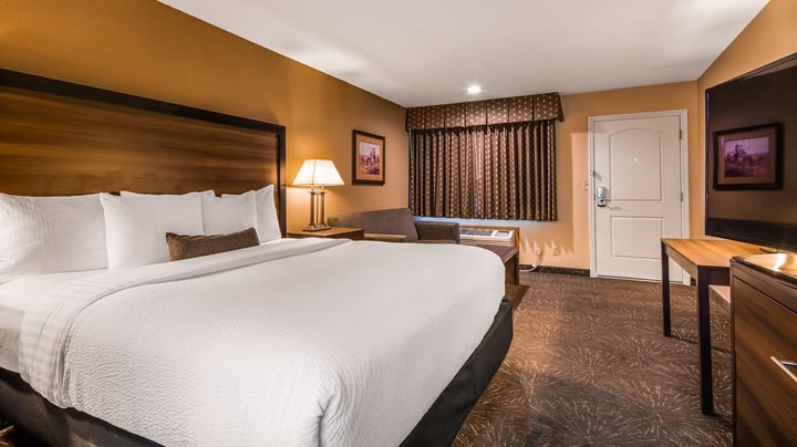 King Guest Room with Sofabed