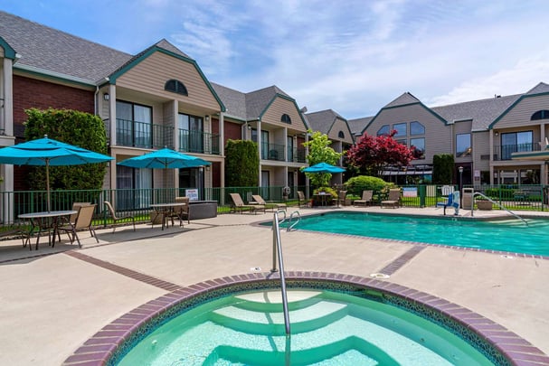 Outdoor Pool / Hot Tub