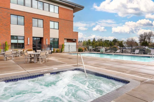 Outdoor Pool / Hot Tub