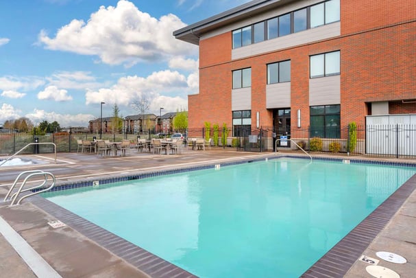 Outdoor Pool / Hot Tub