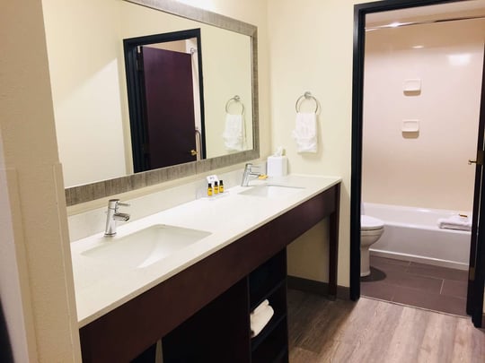 Suite King - Vanity / Bathroom