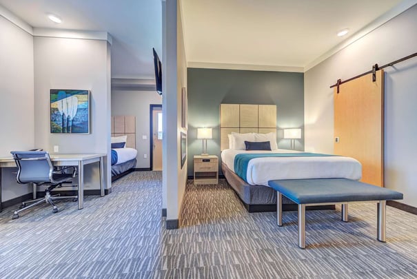 Suite- Queen & Twin Bedroom